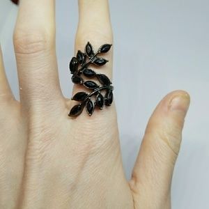 Ornate Black Floral Fashion Ring